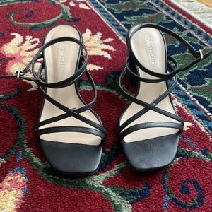 Keneth Cole black leather strapped chunky heel sandal